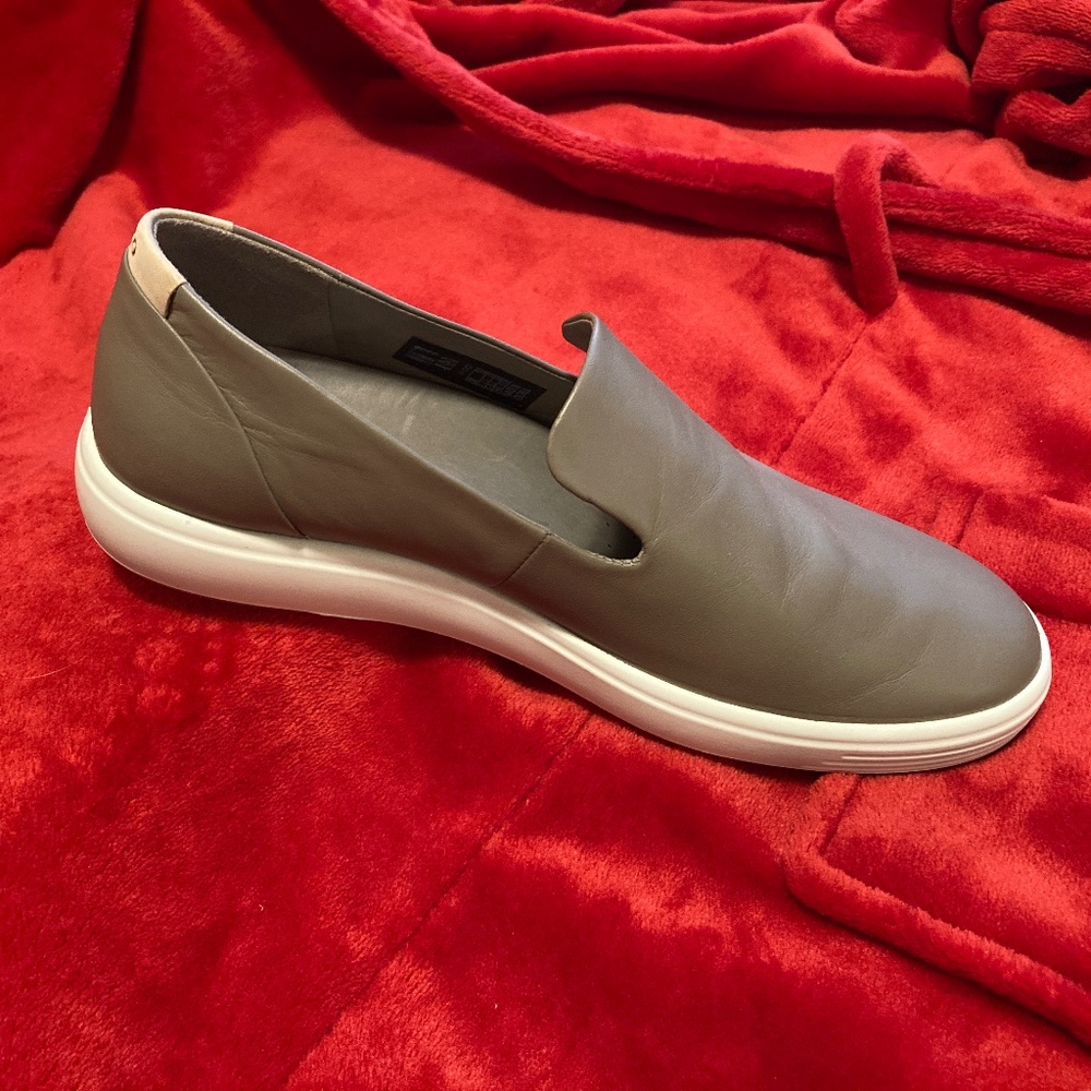 Women's moccasin-style loafer, size 8, Ecco brand